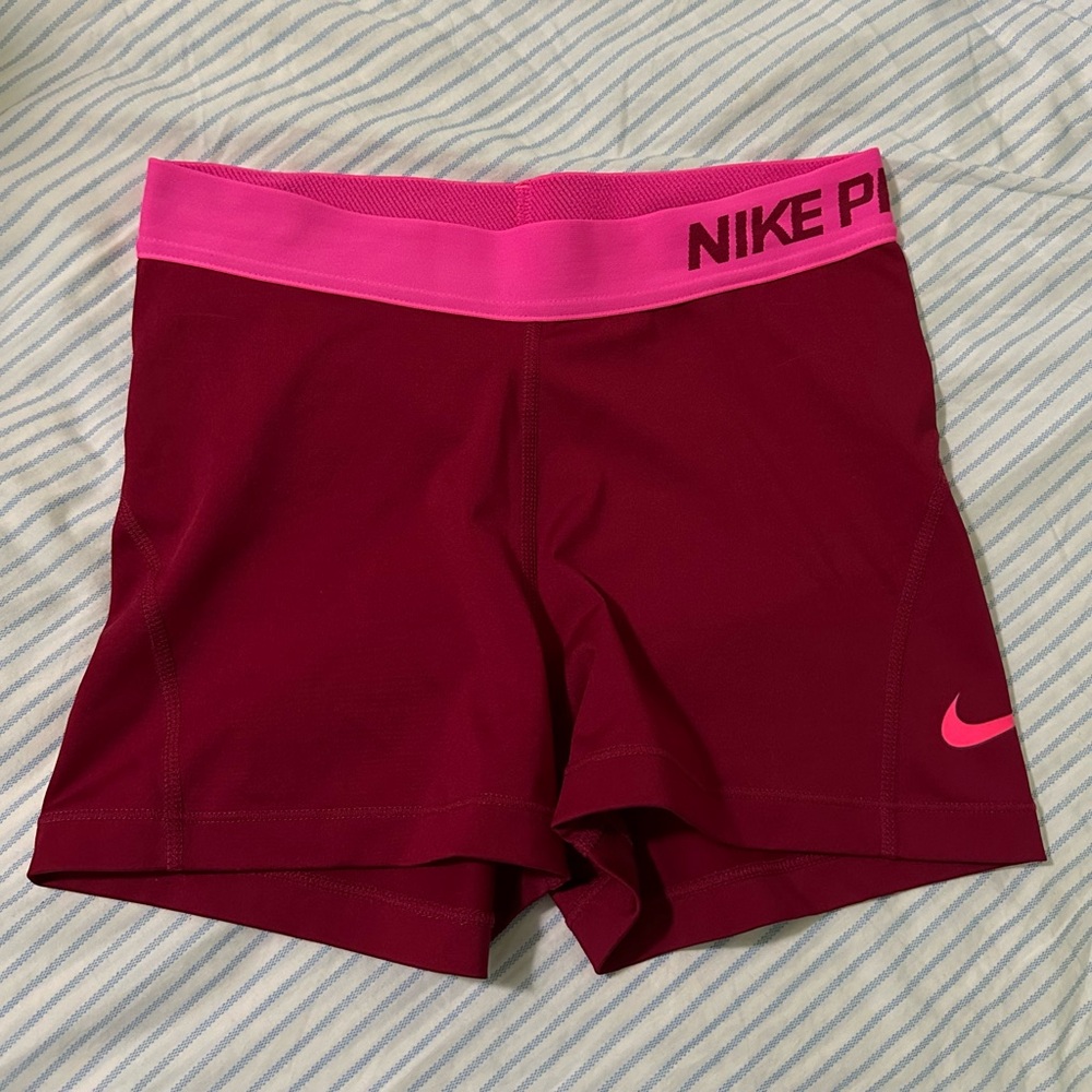 Dark pink Nike Pro spandex